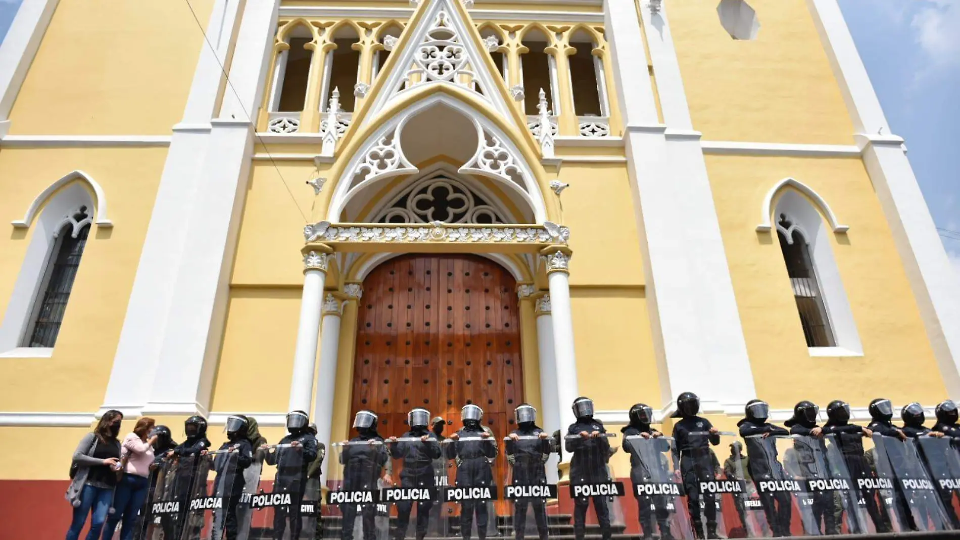 Policías resguardan Catedral de Xalapa por marcha del 8M